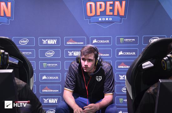 女电竞选手在重庆冠军战中展现强大实力